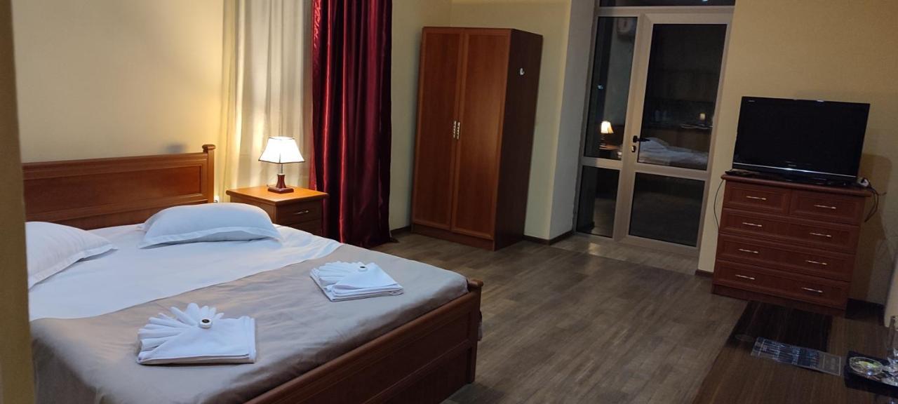 Sweet Home Hotel Meghri Bagian luar foto