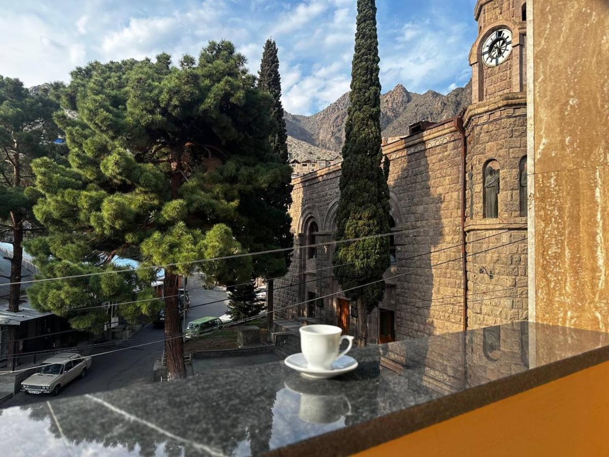 Sweet Home Hotel Meghri Bagian luar foto